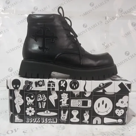 BRAND NEW BOXED PAIR OF KOI VEGAN LEATHER MORAL ALLIANCES MEN'S CROSS BOOTS IN BLACK UK SIZE 9