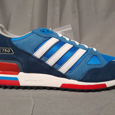 BOXED PAIR OF ADIDAS ZX750 SHOES IN BLUE/WHITE/RED UK SIZE 10