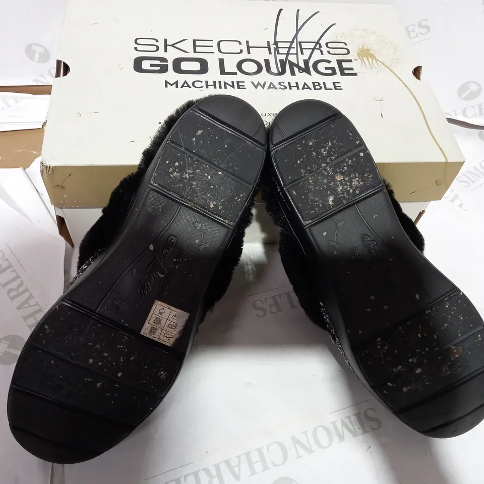 BOXED PAIR OF SKECHERS BLACK/WHITE FAUX FUR LINED SLIPPERS  - SIZE 7