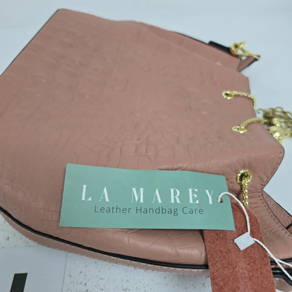 LA MAREY PINK CROCODILE-PATTERN HANDBAG WITH GOLD CHAIN STRAP – WOMEN'S ACCESSORY