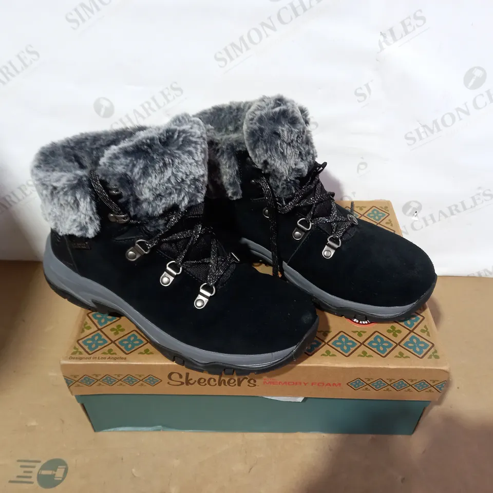 BOXED PAIR OF SKECHERS- SIZE 5.5
