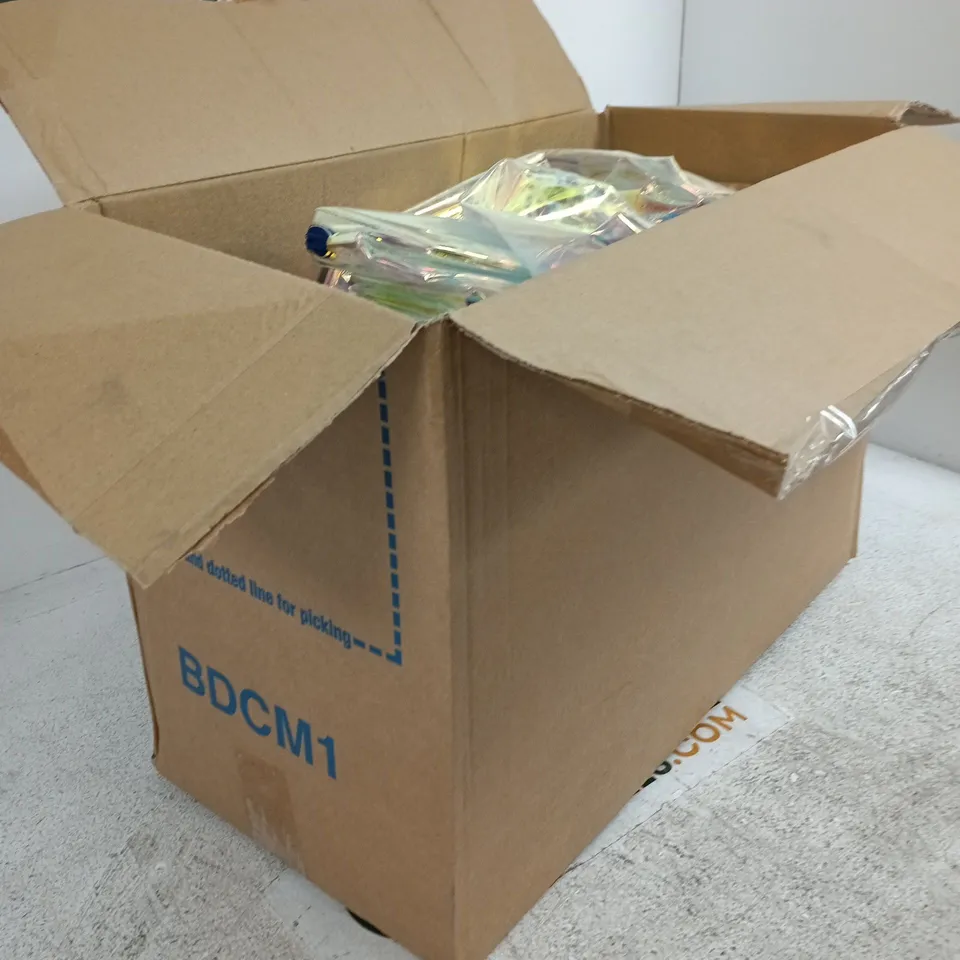 BOX CONTAINING A LARGE AMOUNT OF COSMETIC BAGS