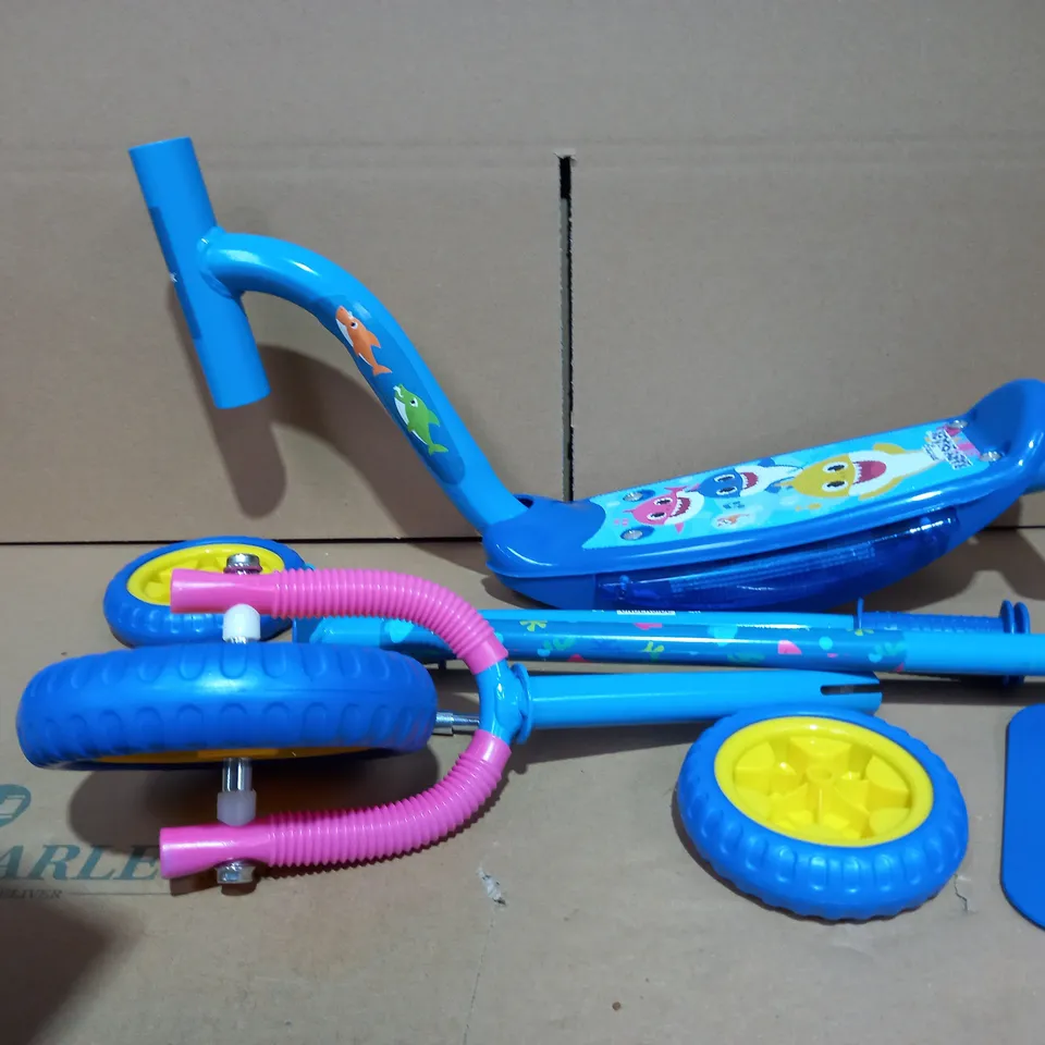 PINKFONG BABY SHARK MUSIC & LIGHTS SCOOTER