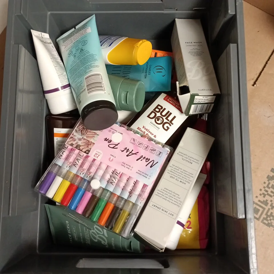 APPROXIMATEY 20 ASSORTED HEALTH AND BEAUTY PRODUCTS TO INCLUDE BOOTS NO7 VITAMIN C SERUM, L'OREAL MEN EXPERT 24HR QUENCHING GEL, BULLDOG VETIVER & BLACK PEPPER SHOWER GEL ETC 