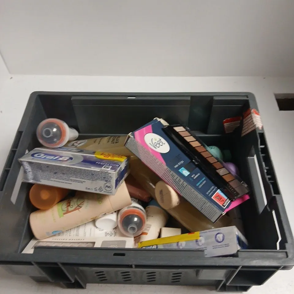 TOTE OF APPROXIMATELY 10 ASSORTED BEAUTY PRODUCTS INCLUDING ORAL B 3D WHITE ADVANCED TOOTHPASTE, VEET EXPERT WAX STRIPS AND NALA'S BABY BODY WASH AND SHAMPOO