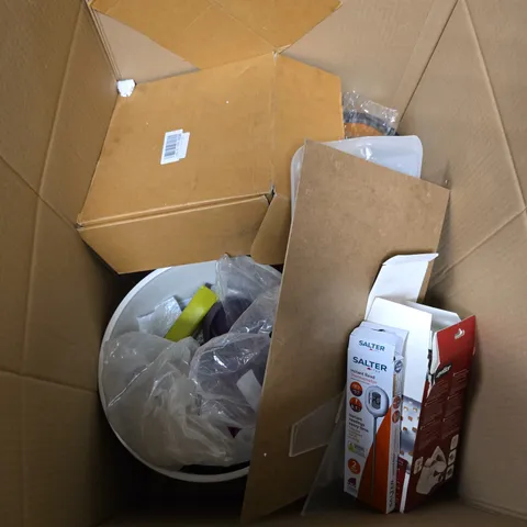 BOX OF APPROXIMATELY 10 ASSORTED HOUSEHOLD GOODS TO INCLUDE THERMOMETER , CHEESE GRATER , ETC 