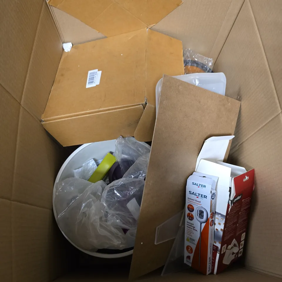 BOX OF APPROXIMATELY 10 ASSORTED HOUSEHOLD GOODS TO INCLUDE THERMOMETER , CHEESE GRATER , ETC 