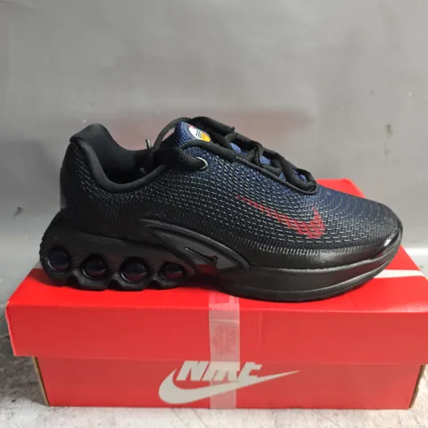 BOXED PAIR OF NIKE AIR MAX DN JUNIOR TRAINERS IN NAVY - UK 2.5