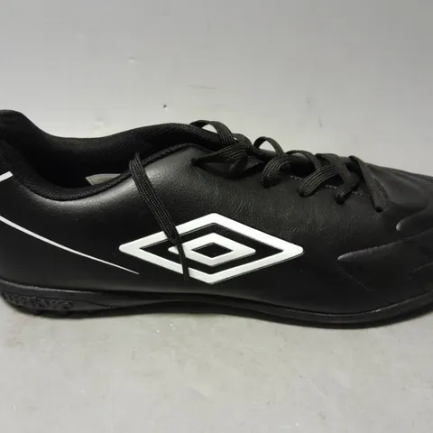 PAIR OF UMBRO ATTACANTE ASTROTURF FOOTBALL BOOTS IN BLACK - UK 10