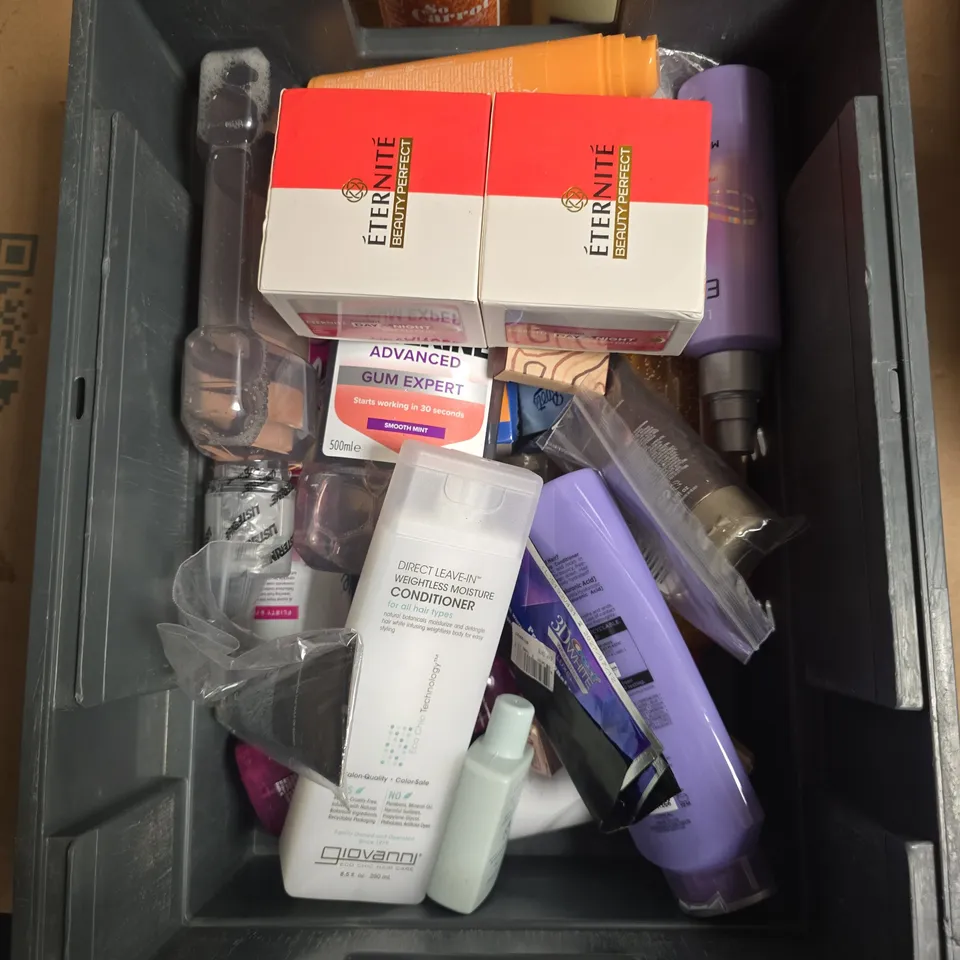 APPROXIMATELY 15 ASSORTED HEALTH & BEAUTY PRODUCTS TO INCLUDE CYCLAX 1896 LOTION, L'OREAL ELVIVE HYDRA HYALURONIC SHAMPOO, SO CARROT SHOWER GEL ETC - COLLECTION ONLY