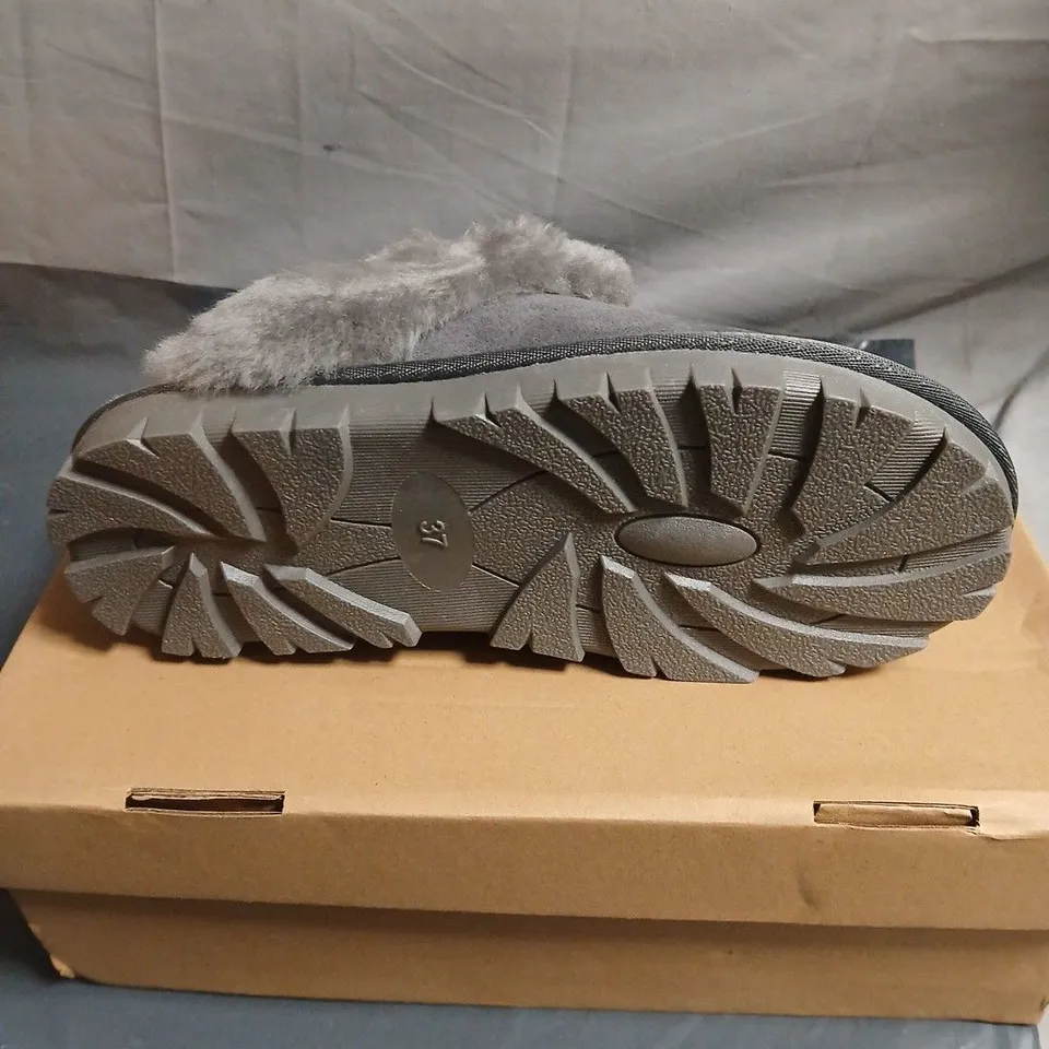 GREY UGGS WITH FLEECE LINING, EU SIZE 37