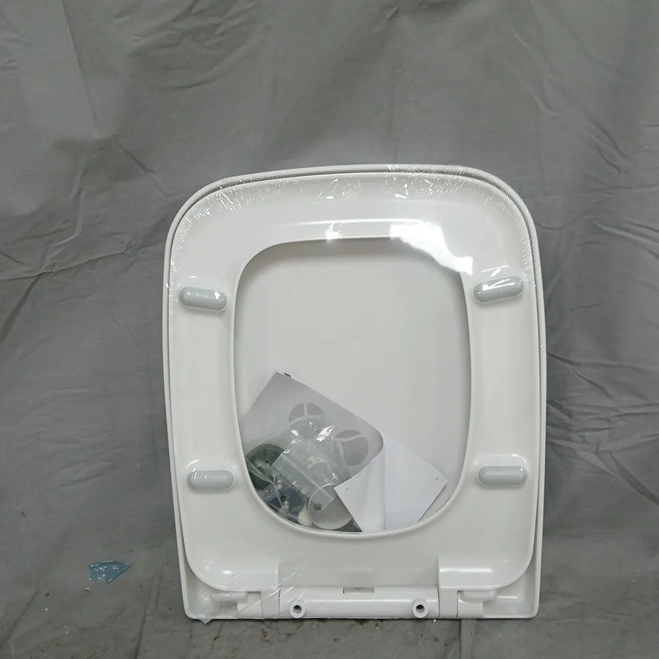 WHITE TOILET SEAT WITH LID AND FITTINGS