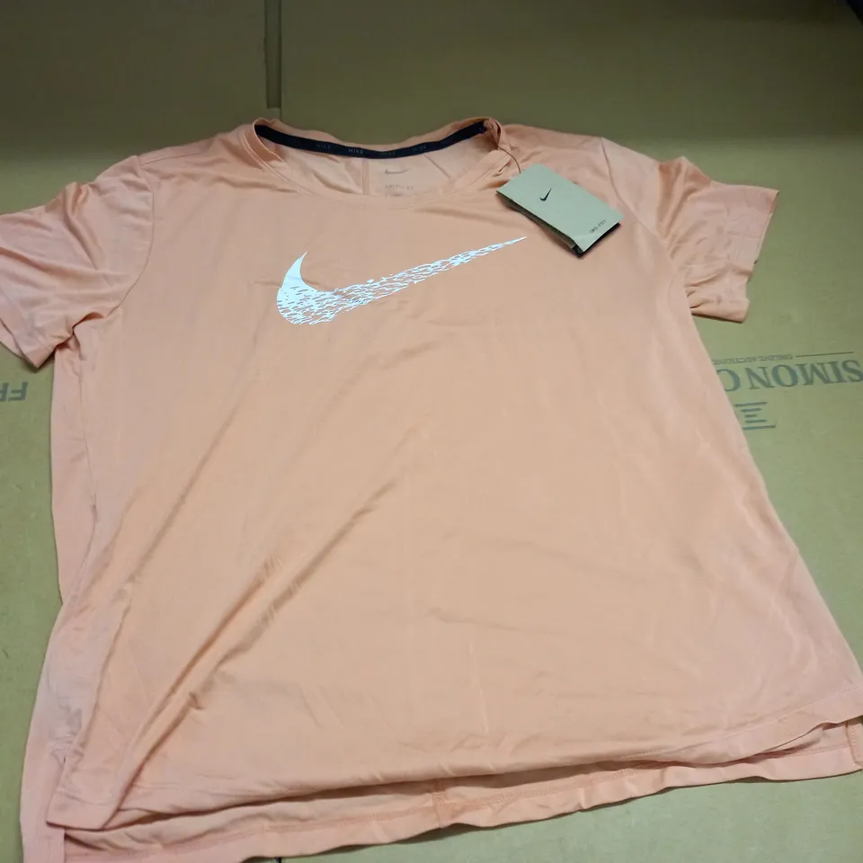 NIKE WOMENS T-SHIRT IN BLUSH - M