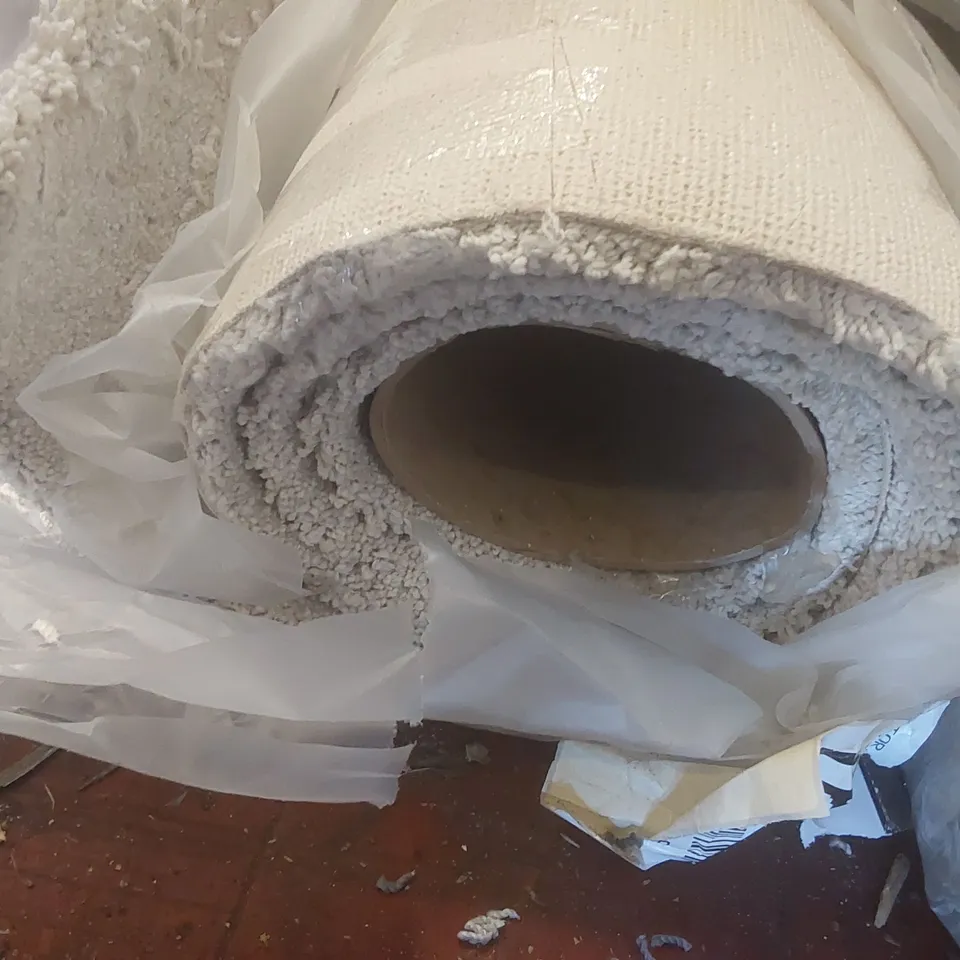 ROLL OF QUALITY ULTIMATE IMPRESSIONS SILKEN CARPET - APPROXIMATELY 2 x 4m