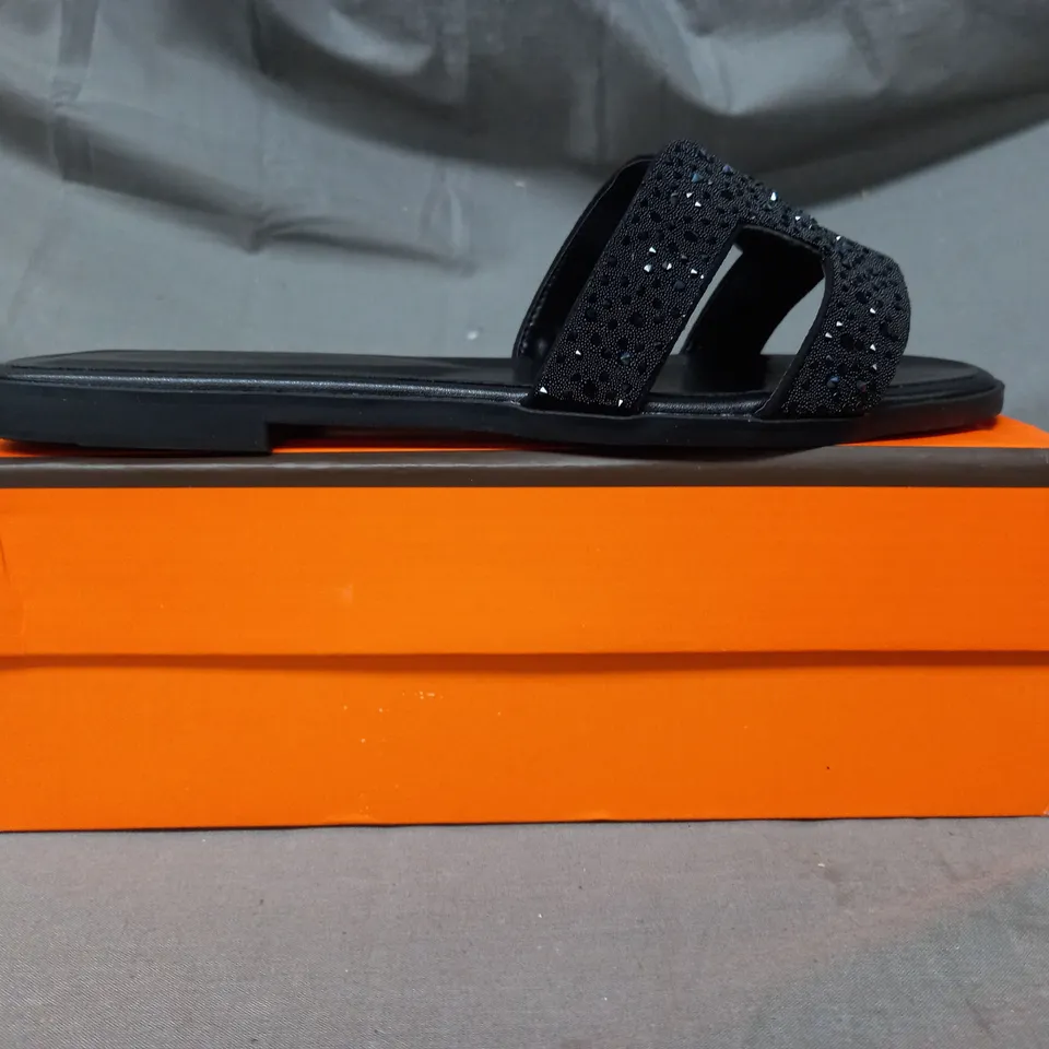 BOXED PAIR OF CHENGSHENG SLIDERS IN BLACK EU SIZE 41