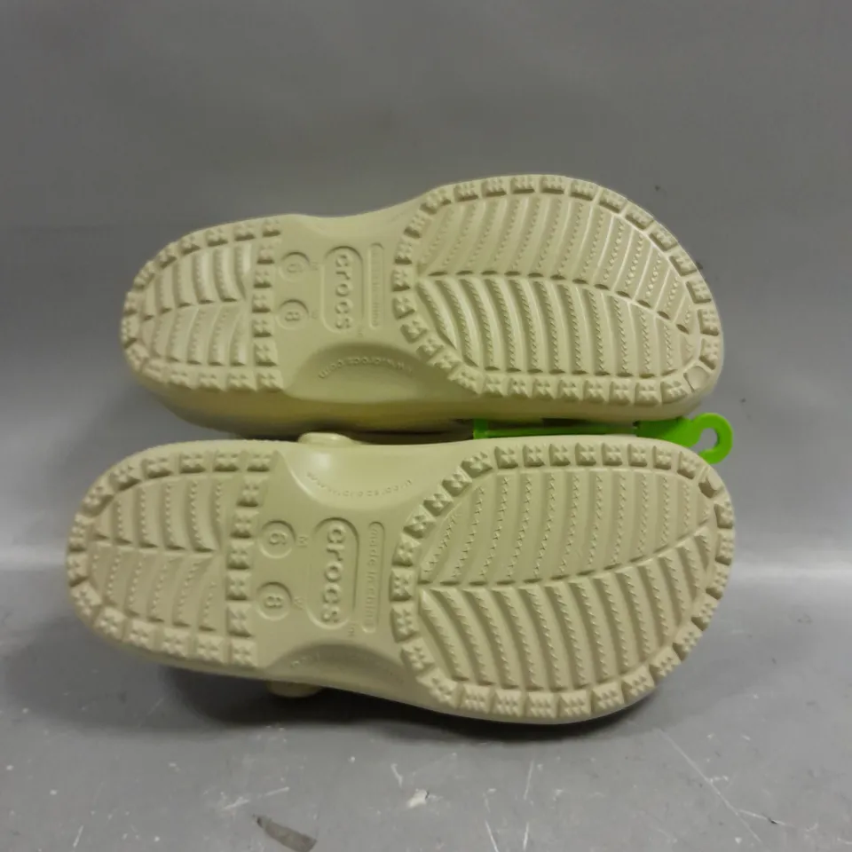 BOXED PAIR OF CROCS CLASSIC ROOMY FIT SLIP ON SHOES IN BONE WHITE - 6