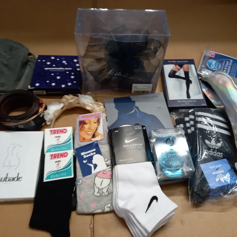 LOT OF ASSORTED CLOTHING ACCESSORIES TO INCLUDE SOCKS, BELTS AND HOLD UPS