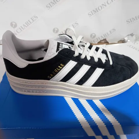 BOXED PAIRE OF ADIDAS ORIGNALS GEZELLE BOLD PLATFORMS TRAINERS SIZE 4.5 (BLACK/FTWR)
