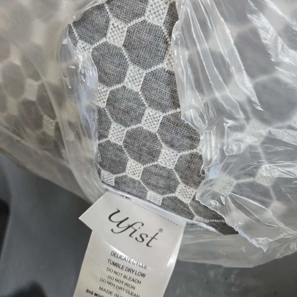 UFIST DECORATIVE CUSHION – GREY HEX PATTERN