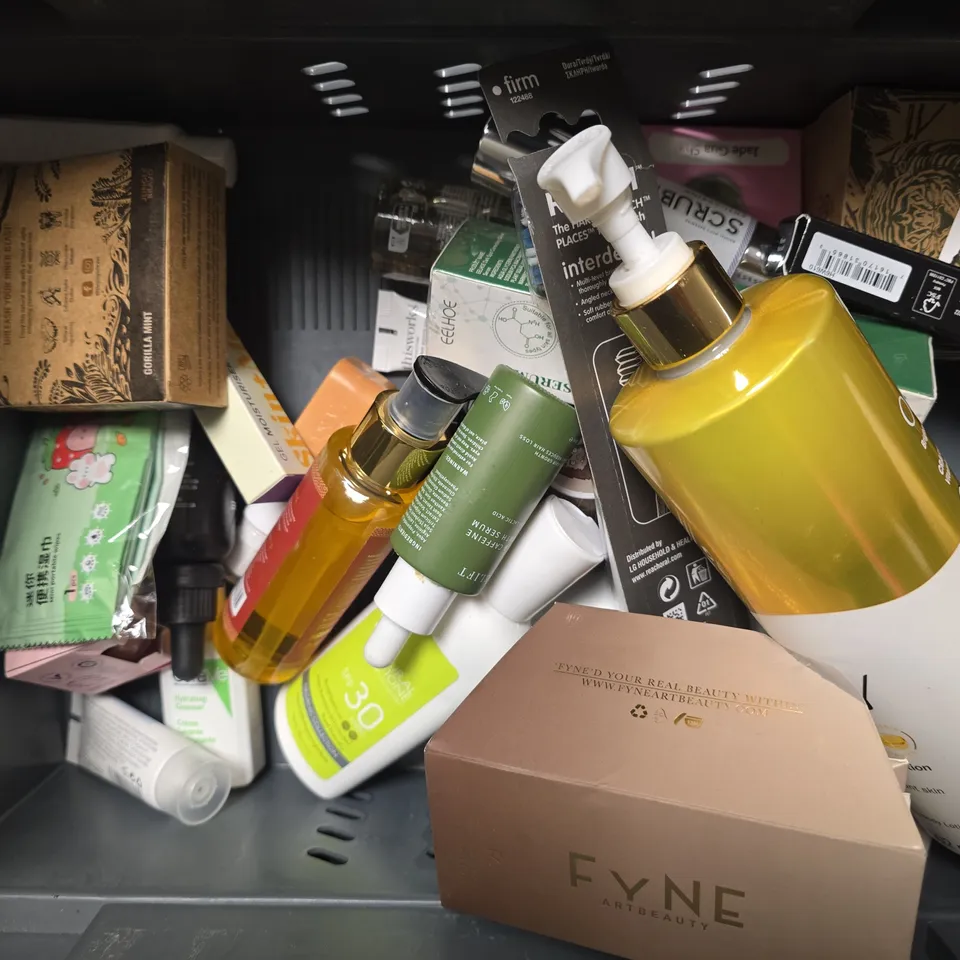 APPROXIMATELY 12 ASSORTED HEALTH & BEAUTY ITEMS TO INCLUDE - JUNGLE BRAVO SOAP , OLAY RETINOL24 SMOOTHING BODY LOTION ETC