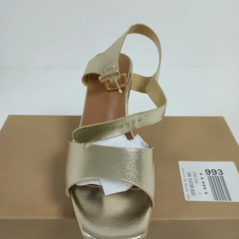 BOXED PAIR OF GOLD METALLIC WEDGE SANDALS WITH CORK PLATFORM – UK SIZE 7