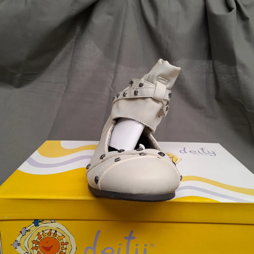 BOX OF APPROX 16 DEITY JUNIOR OFF WHITE OPEN TOP SHOES IN VARIOUS SIZES