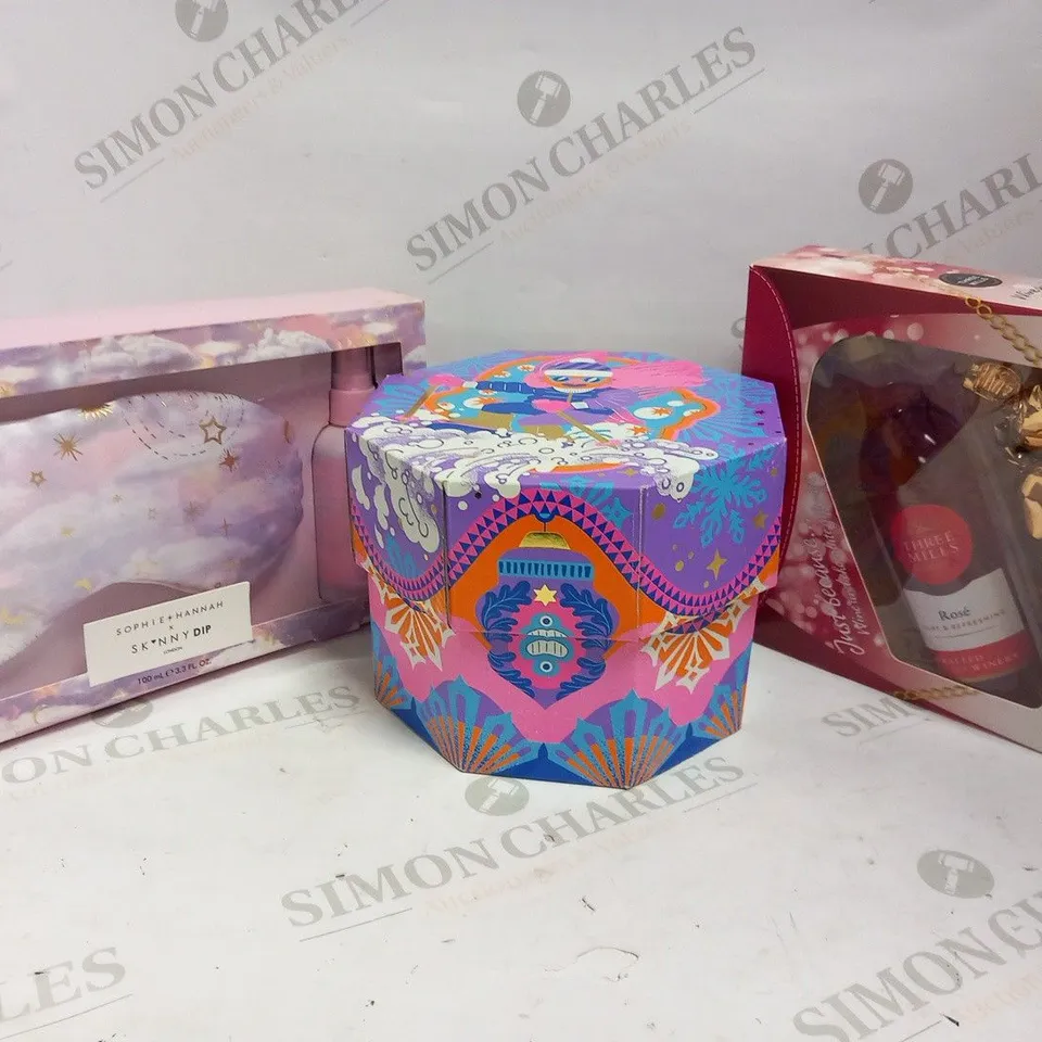 3 ASSORTED GIFT SETS TO INCLUDE; LUSH, SKINNY DIP AND LUSH