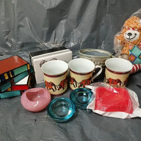 APPROXIMATELY 8 ASSORTED ITEMS TO INCLUDE TILNAR ART TRINKET BOX, PORCELAIN MUG SET - COLLECTION ONLY