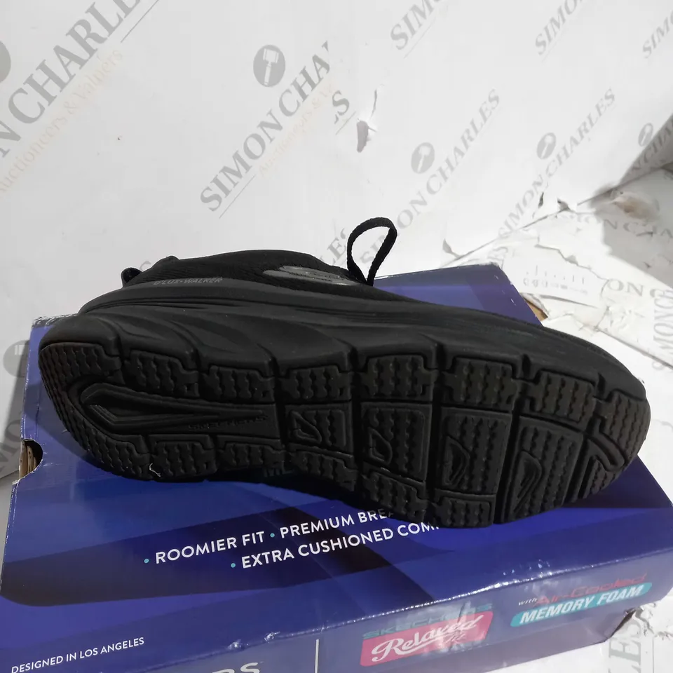 SKECHERS RELAXED FIT D'LUX WALKER - SIZE 3.5