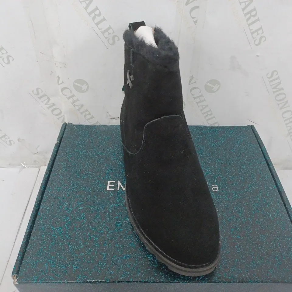 BOXED PAIR OF EMU BEACH MINI 2.0 WATER RESISTANT SUEDE BOOTS IN BLACK SIZE 7 