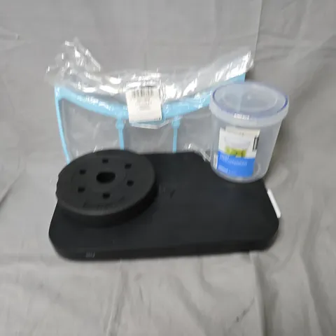 APPROXIMATELY 20 ASSORTED HOUSEHOLD ITEMS TO INCLUDE SKY BOX, TWIST FOOD CONTAINER, 1KG MINI WEIGHT PLATE, ETC