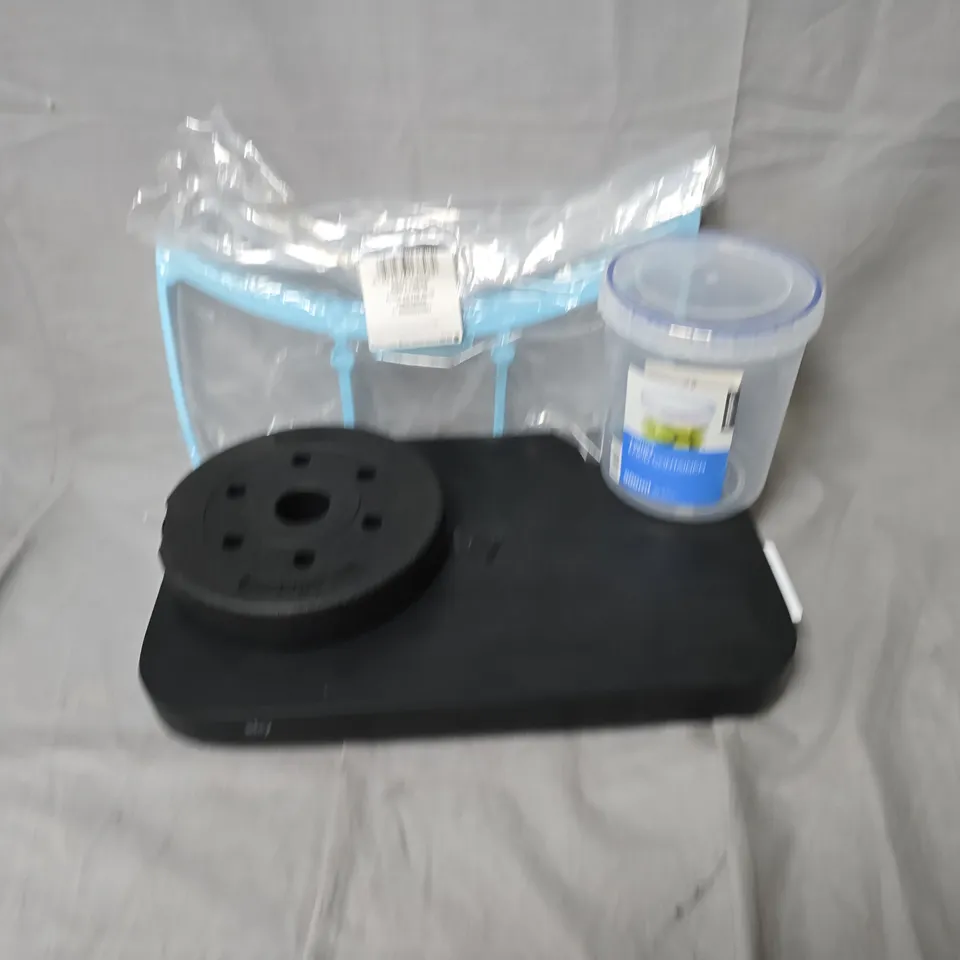 APPROXIMATELY 20 ASSORTED HOUSEHOLD ITEMS TO INCLUDE SKY BOX, TWIST FOOD CONTAINER, 1KG MINI WEIGHT PLATE, ETC