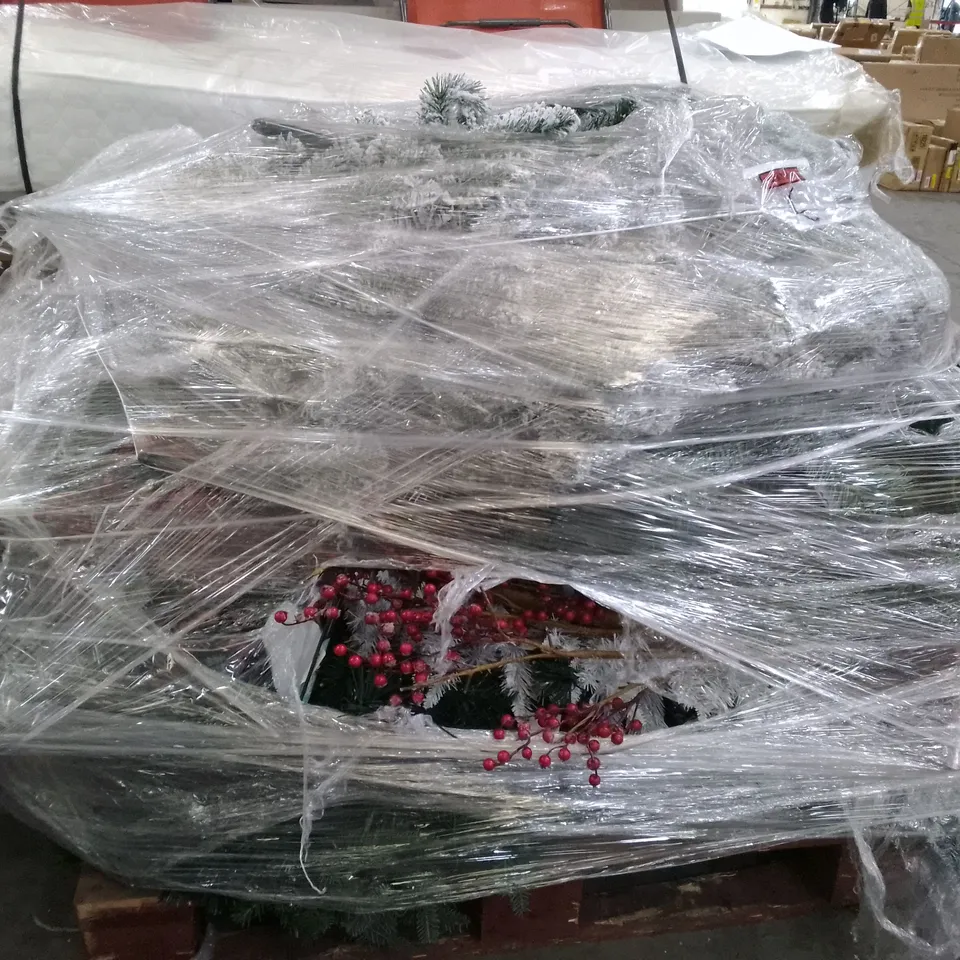 PALLET CONTAINING ASSORTED XMAS DECORATIONS 