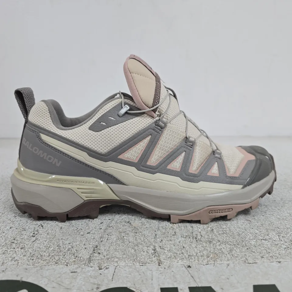PAIR OF SALOMON HIKING SHOES – UK SIZE 7.5