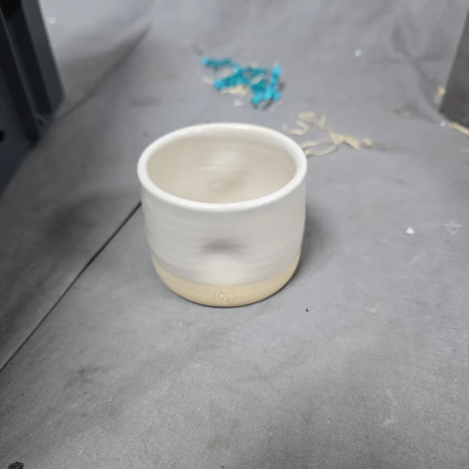 TOTE OF APPROXIMATELY 14 ASSORTED GLASS/CERAMIC ITEMS TO INCLUDE: MUG AND COFFEE CUP