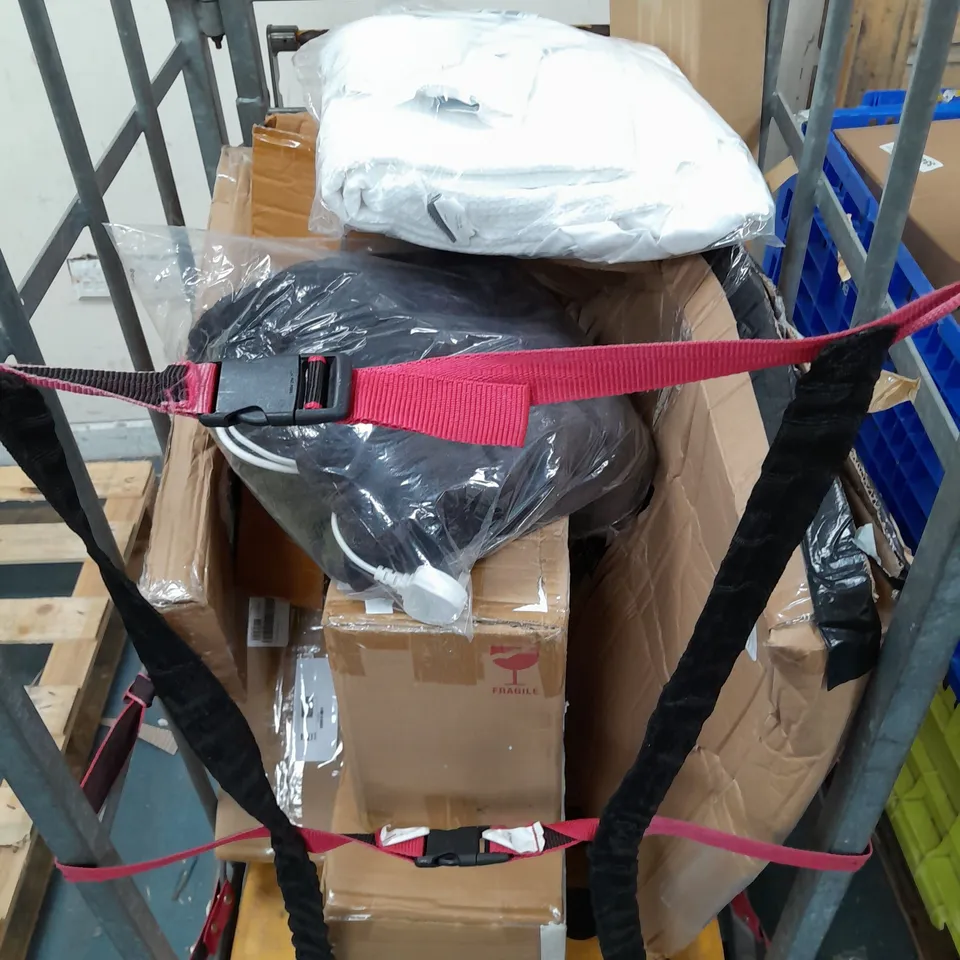 APPROXMATELY 9 ASSORTED ITEMS TO INCLUDE  SOLARLIGHT, ELECTRIC BLANKET, COZEE HOME DUVET, ETC