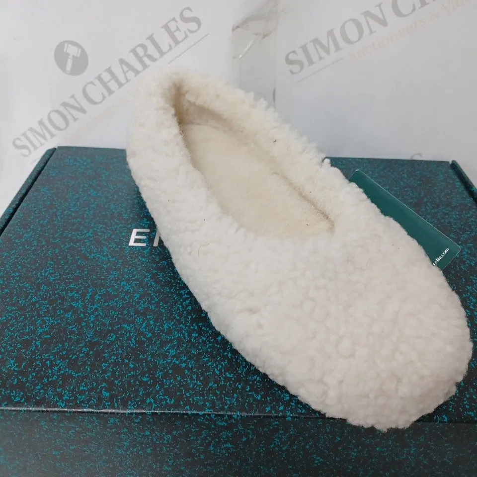 PAIR OF EMU AUSTRALIA "MIRA" TEDDY SLIPPERS IN NATURAL - SIZE 4