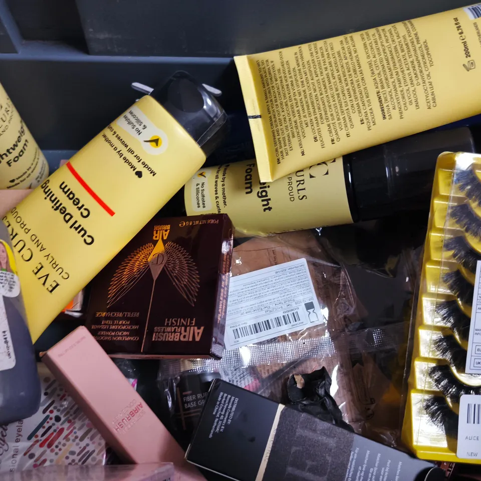 APPROX 12 ASSORTED BEAUTY PRODUCTS TO INCLUDE ARRAN SHOWER GEL, LUSH HAIR TREATMENT, L'OCCITANE SHOWER OIL, ETC 