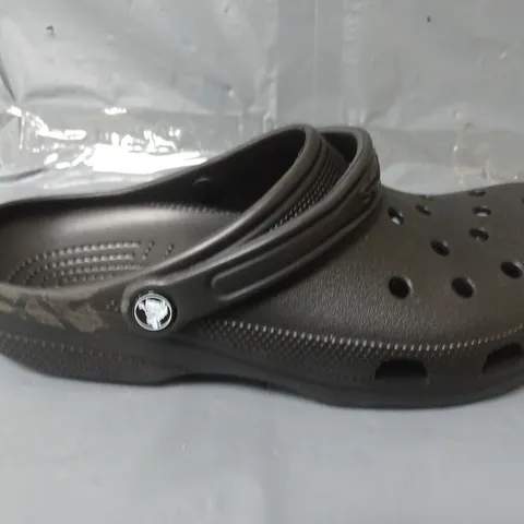 PAIR OF CLASSIC CROCS IN BLACK - M11