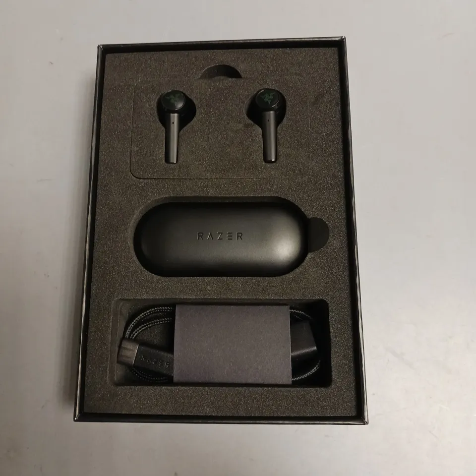 BOXED RAZER HAMMERHEAD TRUE WIRELESS EARBUDS IN BLACK AND GREEN INCLUDES CHARGING CASE AND CABLE