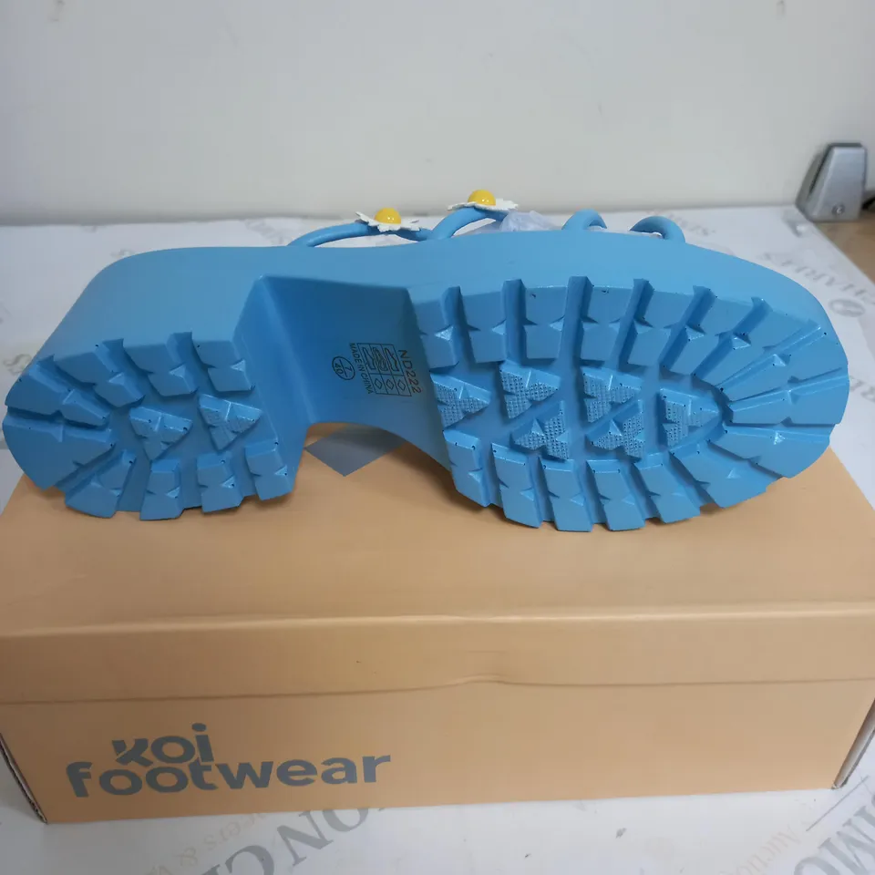 BRAND NEW BOXED PAIR OF KOI VEGAN LEATHER BLOOMING DAISY OASIS STRAPPY SLIDERS IN BLUE UK SIZE 7