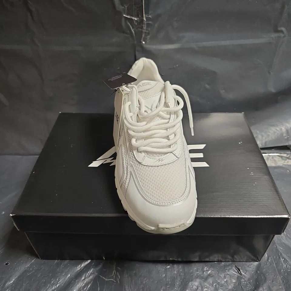 AISE WHITE COSMO RUNNER SNEAKERS – UK 8