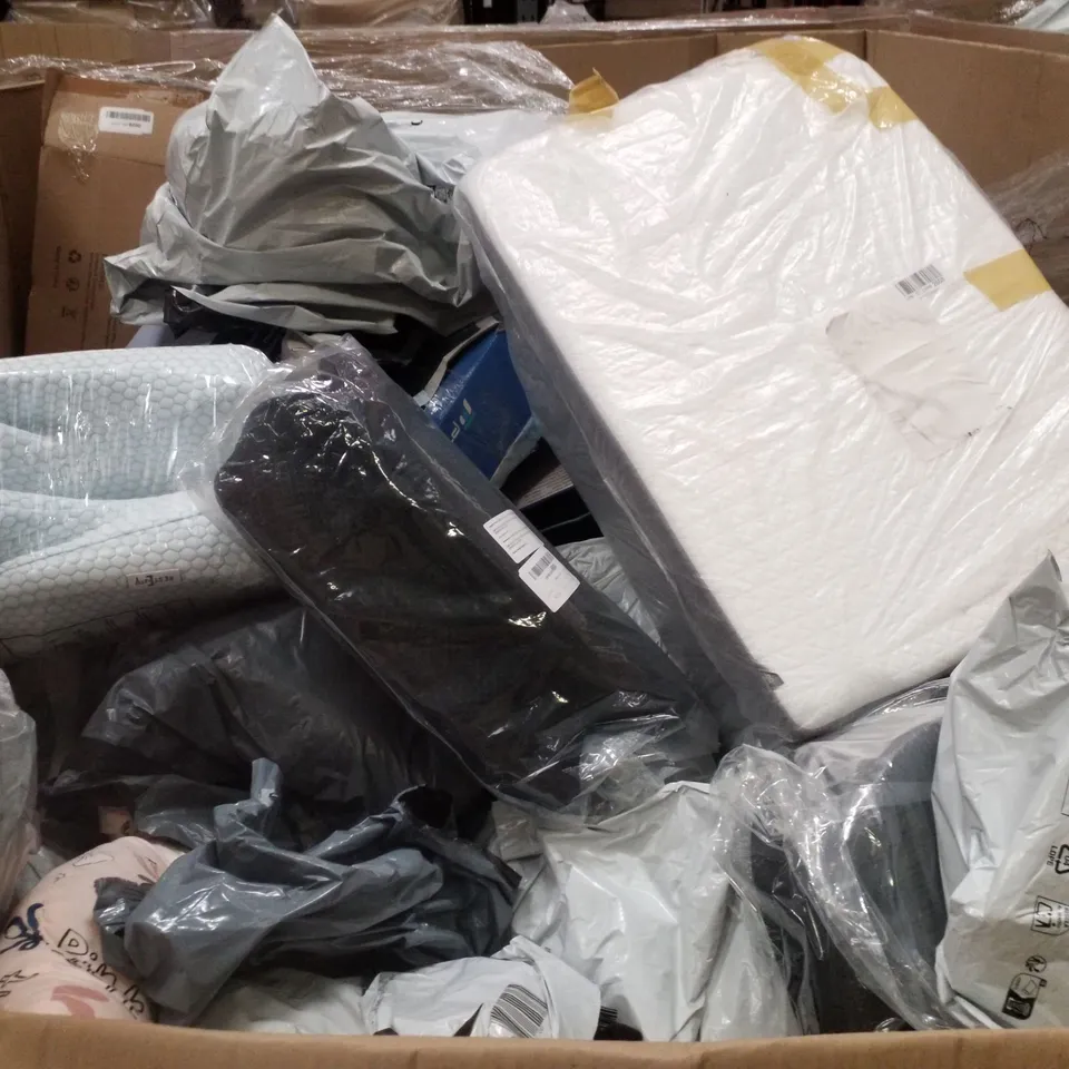 PALLET CONTAINING ASSORTED PILLOWS & CUSHIONS