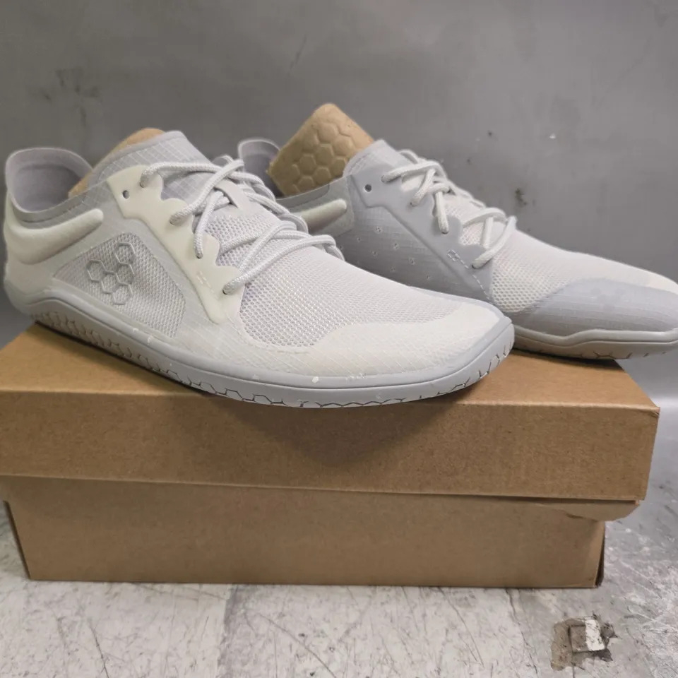 BOXED PAIR OF VIVO BAREFOOT PRIMUS LITE 3.5 SHOES IN MINERAL SIZE UK 5