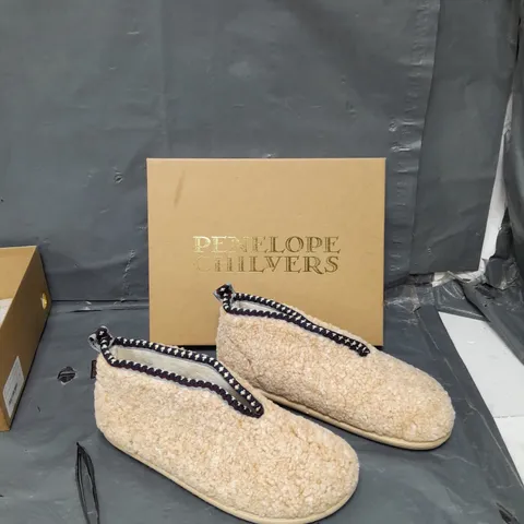 BOXED PAIR OF PENELOPE CHILVERS PUCK FLEECE SLIPPERS IVORY SIZE 39