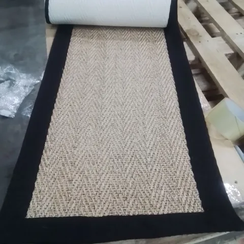 QUALITY DESIGNER AREA RUG - APPROXIMATELY 120X40CM