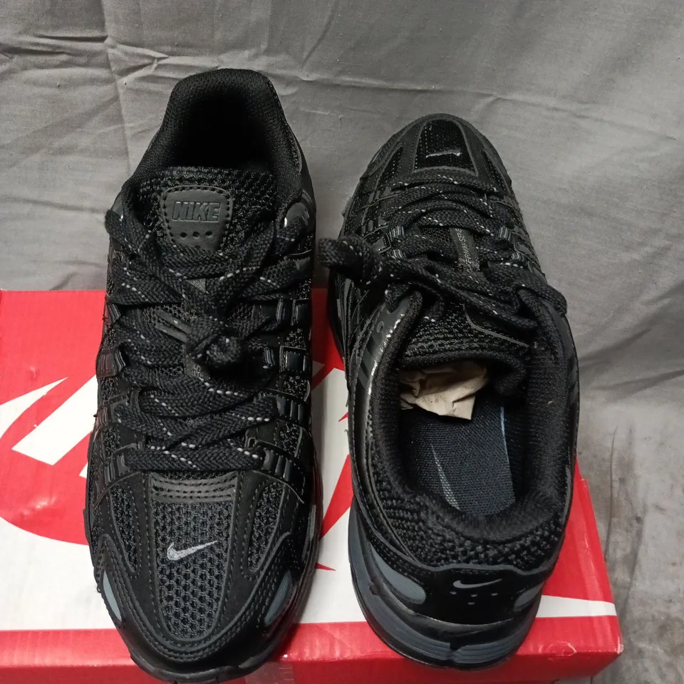 BOXED NIKE P-6000 TRAINERS - BLACK/WHITE, MEN'S UK 7.5 (US 8.5)
