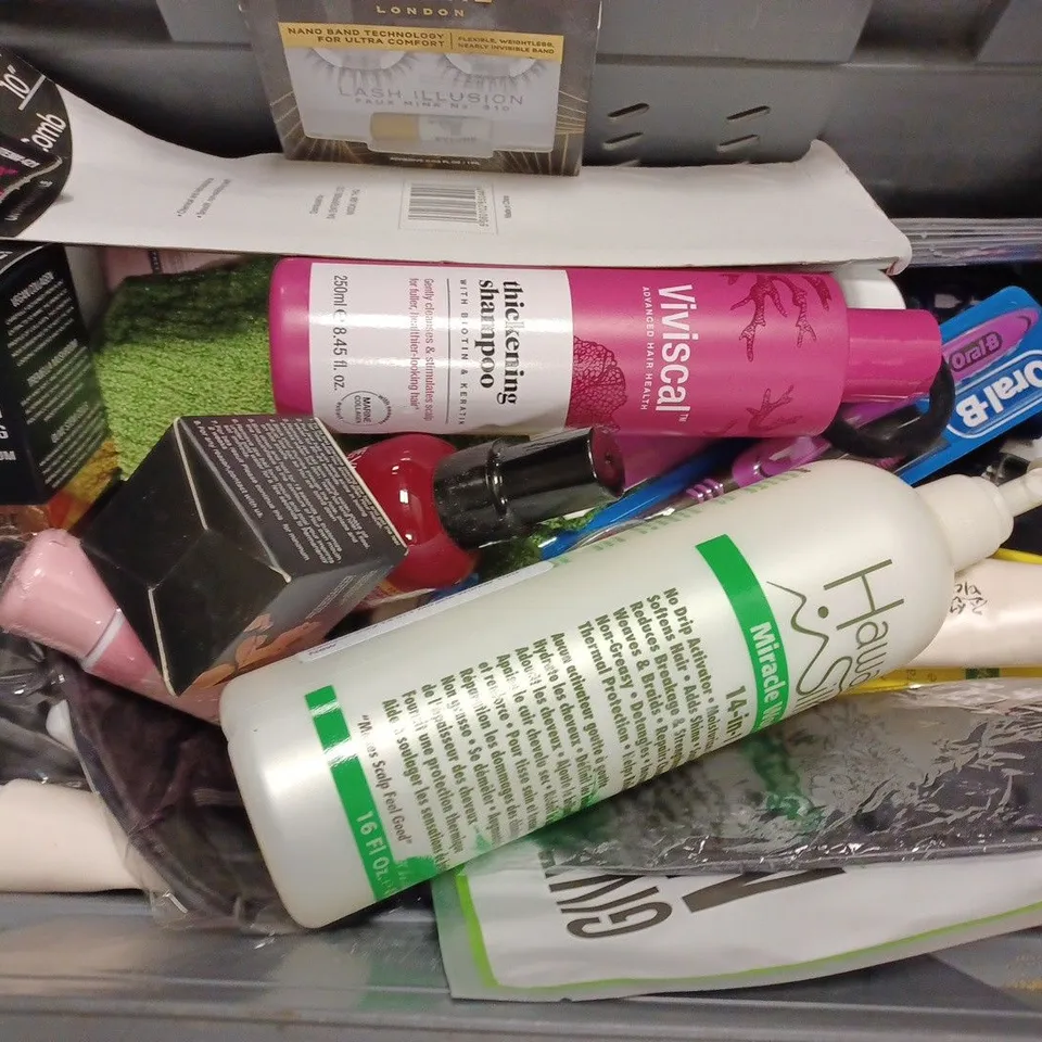 BOX OF APPROX 15 ASSORTED HEALTH AND BEAUTY ITEMS TO INCLUDE - HEAD & SHOULDERS SUPREME REPAIR - BEACHES & CREME TANNING BUTTER - DANIEL FIELD HAIR GROWTH ACTIVE ECT 