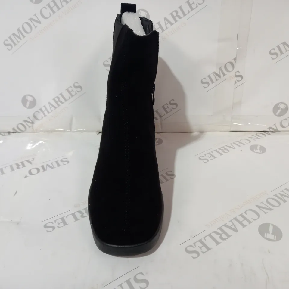 BOXED PAIR OF DESIGNER BLOCK HEEL CHELSEA BOOTS IN BLACK SIZE 7