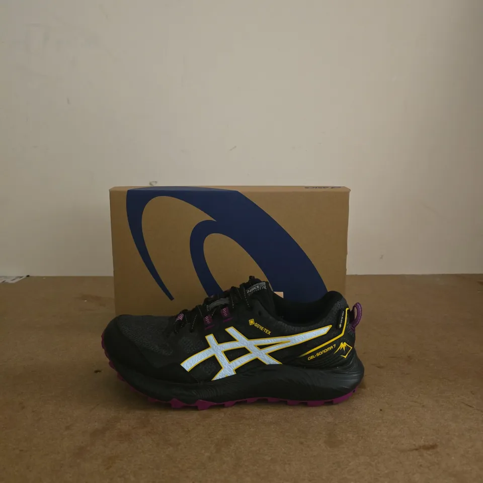 ASICS GORE-TEX RUNNING SHOE – BLACK WITH YELLOW BRANDING, PURPLE OUTSOLE, SIZE UK 6